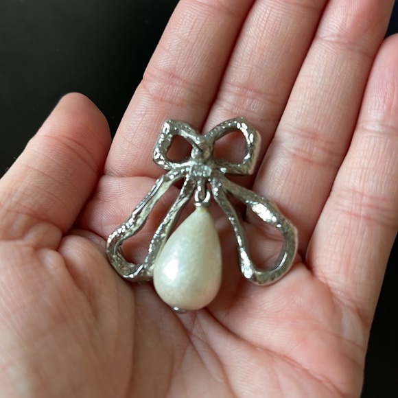 OSCAR DE LA RENTA Bow & Imitation Pearl Drop Earring - Picture 4 of 7